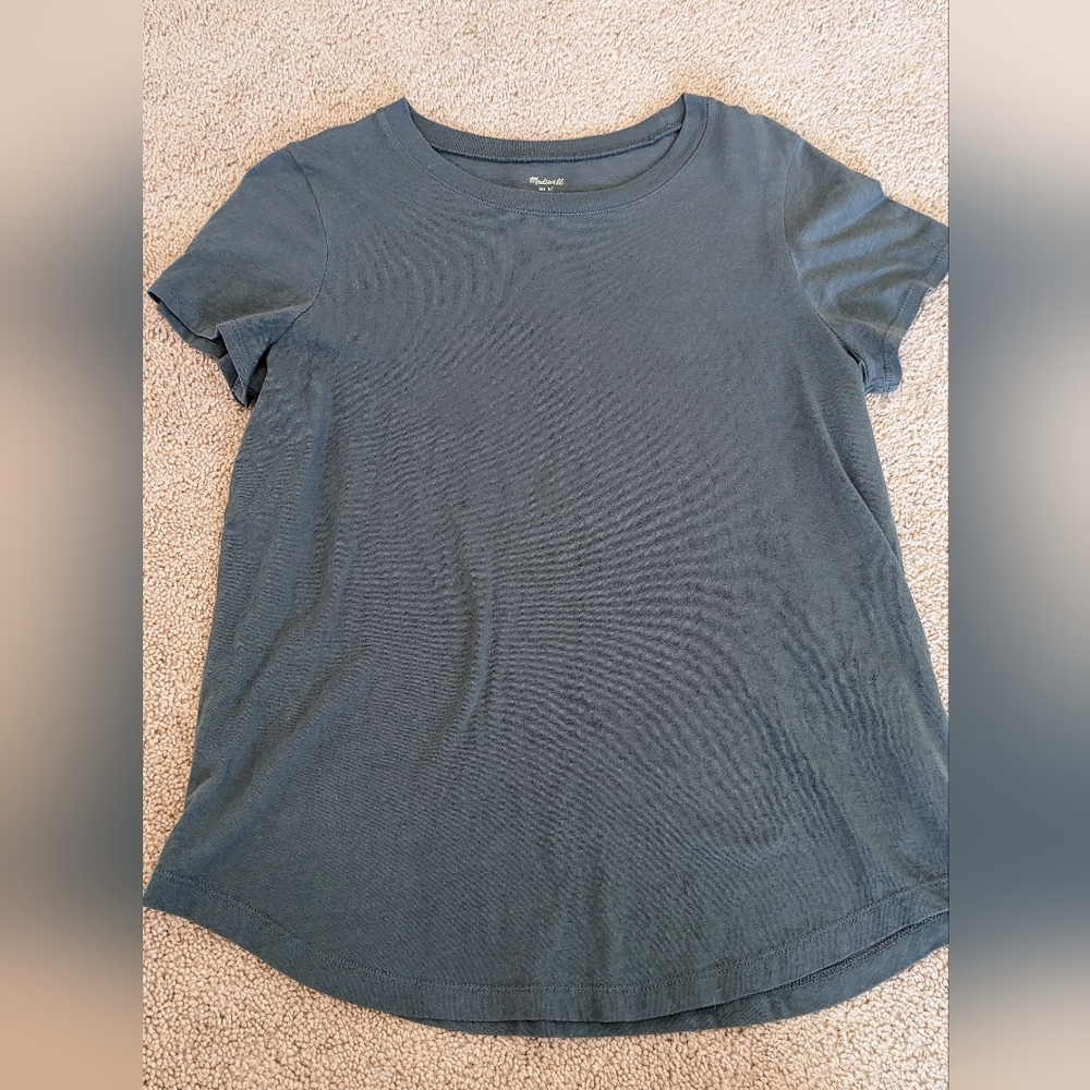 Madewell medium green basic dolphin hem t shirt